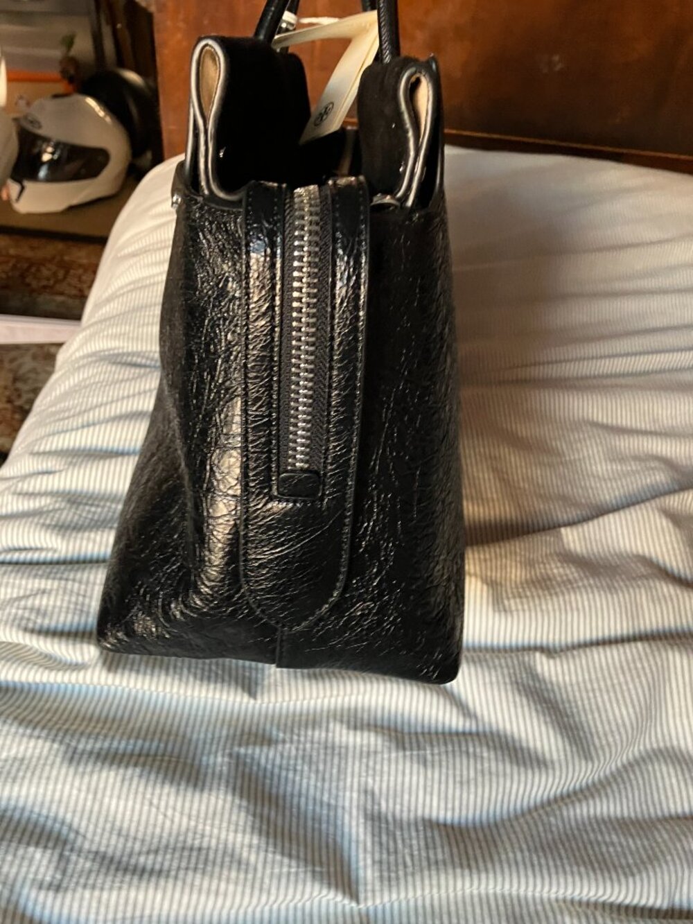 Tory Burch Larger Mercer Distressed Leather - Picture 4 of 13